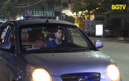 T&agrave;i xế taxi trả lại 50 triệu đồng cho kh&aacute;ch h&agrave;ng chuyển nhầm 