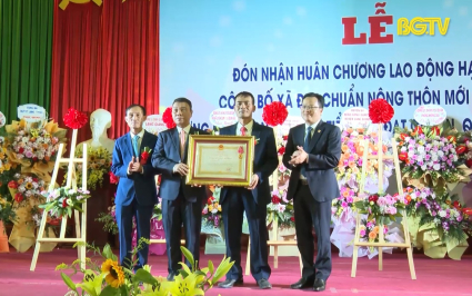 T&acirc;n Hưng đ&oacute;n nhận Hu&acirc;n chương Lao động hạng ba v&agrave; x&atilde; NTM kiểu mẫu