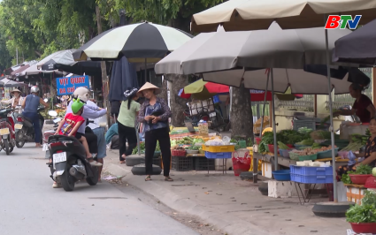 T&acirc;n Y&ecirc;n: Vỉa h&egrave; th&agrave;nh chợ