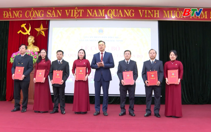 To&agrave; &aacute;n nh&acirc;n d&acirc;n tỉnh c&ocirc;ng bố c&aacute;c quyết định về c&ocirc;ng t&aacute;c c&aacute;n bộ 