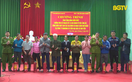 Tặng b&igrave;nh chữa ch&aacute;y cho hộ ngh&egrave;o