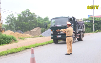Tăng cường kiểm so&aacute;t xe &ocirc; t&ocirc; vận tải h&agrave;ng h&oacute;a tr&ecirc;n c&aacute;c tuyến đường đ&ecirc;