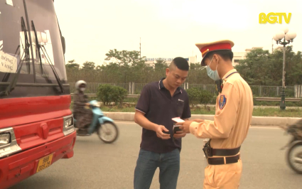 Tăng cường kiểm tra xe đưa đ&oacute;n c&ocirc;ng nh&acirc;n