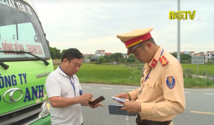 Tăng cường kiểm tra xe &ocirc; t&ocirc; kh&aacute;ch tr&ecirc;n đường tỉnh 293