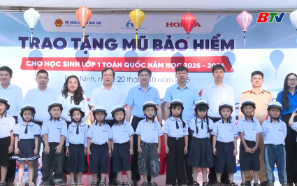 Tặng gần 66 ngh&igrave;n mũ bảo hiểm cho học sinh lớp 1