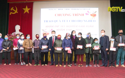 Tặng hơn 1000 suất qu&agrave; Tết cho người ngh&egrave;o, hộ ch&iacute;nh s&aacute;ch