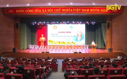 Tặng qu&agrave; 100 học sinh mồ c&ocirc;i