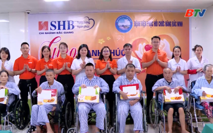Tặng&nbsp;qu&agrave; bệnh nh&acirc;n ho&agrave;n cảnh kh&oacute; khăn