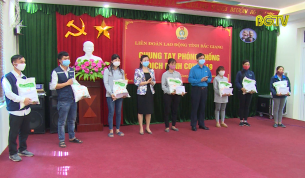 Tặng qu&agrave; cho c&ocirc;ng nh&acirc;n lao động bị ảnh hưởng do dịch Covid-19