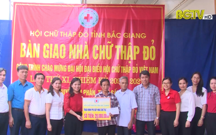 Tặng qu&agrave; cho hộ ngh&egrave;o, học sinh c&oacute; ho&agrave;n cảnh kh&oacute; khăn