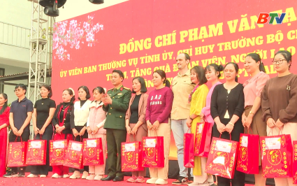 Tặng qu&agrave; Tết c&ocirc;ng nh&acirc;n c&oacute; ho&agrave;n cảnh kh&oacute; khăn