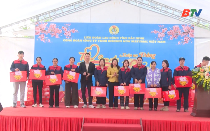 L&atilde;nh đạo tỉnh thăm, tặng qu&agrave; người lao động