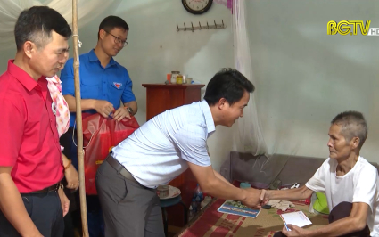 Tặng qu&agrave; gia đ&igrave;nh ch&iacute;nh s&aacute;ch, người c&oacute; c&ocirc;ng