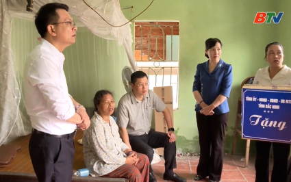 Tặng qu&agrave; hộ ngh&egrave;o, cận ngh&egrave;o thuộc diện di dời phục vụ Dự &aacute;n Cảng h&agrave;ng kh&ocirc;ng quốc tế Gia B&igrave;nh