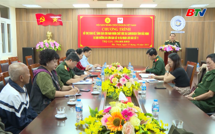Tặng qu&agrave; nạn nh&acirc;n chất độc da cam/dioxin ảnh hưởng bởi b&atilde;o, lũ 