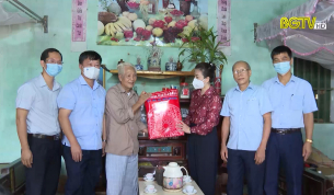 Tặng qu&agrave; người cao tuổi huyện Y&ecirc;n Thế