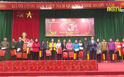 Tặng qu&agrave; người ngh&egrave;o huyện Hiệp Ho&agrave;