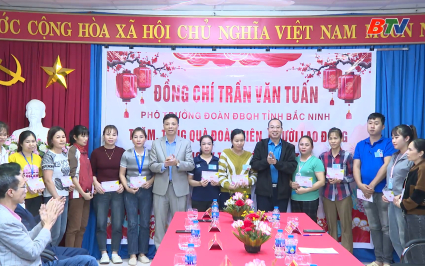 Tặng qu&agrave; Tết cho c&ocirc;ng nh&acirc;n lao động tại x&atilde; Y&ecirc;n Thế 