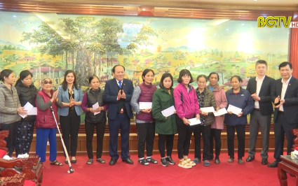 Tặng qu&agrave; Tết cho hộ ngh&egrave;o huyện Hiệp Ho&agrave;