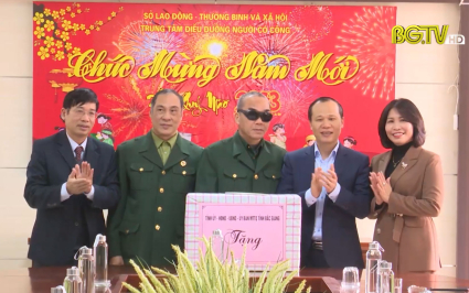 Tặng qu&agrave; Tết cho người c&oacute; c&ocirc;ng, người ngh&egrave;o huyện Y&ecirc;n Dũng 