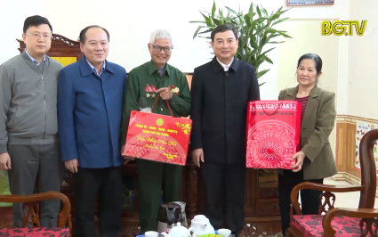 Tặng qu&agrave; Tết gia đ&igrave;nh ch&iacute;nh s&aacute;ch TP Bắc Giang 