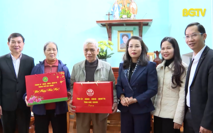 Tặng qu&agrave; Tết gia đ&igrave;nh ch&iacute;nh s&aacute;ch v&agrave; người ngh&egrave;o