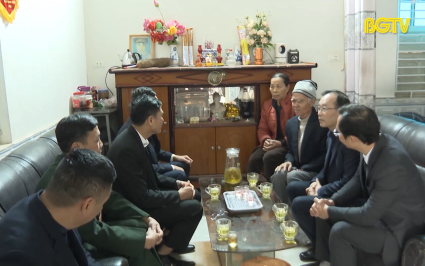 Tặng qu&agrave; Tết người c&oacute; c&ocirc;ng tại Lục Nam
