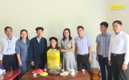 Tặng qu&agrave; tết trung thu v&agrave; người cao tuổi tại Lục Nam