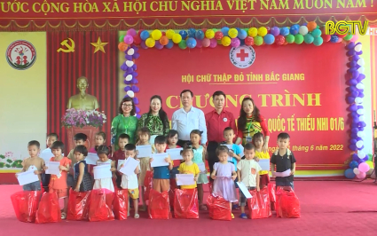 Tặng qu&agrave; thiếu nhi tại 2 huyện Lục Nam v&agrave; Sơn Động