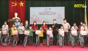 Tặng xe đạp cho học sinh c&oacute; ho&agrave;n cảnh kh&oacute; khăn
