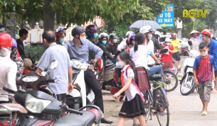 Tập trung đ&ocirc;ng người trước cổng trường