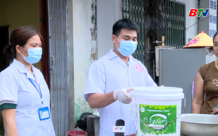 Tập trung hướng dẫn người d&acirc;n xử l&yacute; nước sạch v&agrave; ph&ograve;ng chống dịch bệnh 