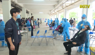 Tập trung lấy mẫu x&eacute;t nghiệm c&ocirc;ng nh&acirc;n của 4 khu c&ocirc;ng nghiệp