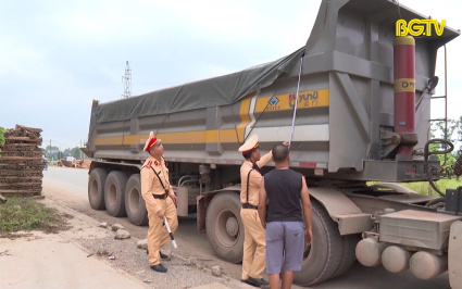 Tập trung lực lượng, ki&ecirc;n quyết xử l&yacute; xe qu&aacute; khổ, qu&aacute; tải 