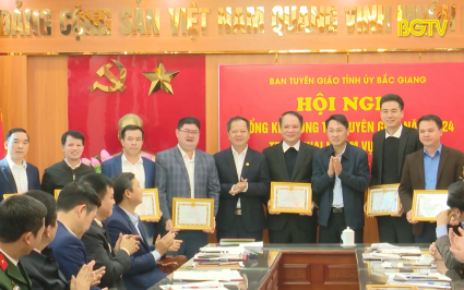 Tập trung th&ocirc;ng tin, tuy&ecirc;n truyền Đại hội Đảng v&agrave; tinh gọn bộ m&aacute;y