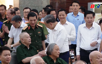 Tổng B&iacute; thư T&ocirc; L&acirc;m thăm, tặng qu&agrave; thương bệnh binh tại Bắc Ninh