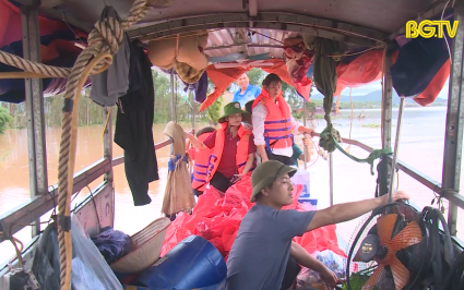  TH Nh&acirc;n đạo: T&igrave;nh người trong b&atilde;o lũ