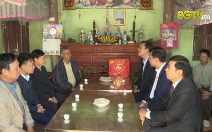 Thăm, ch&uacute;c tết gia đ&igrave;nh ch&iacute;nh s&aacute;ch tại huyện Hiệp H&ograve;a 