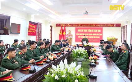 Thăm, ch&uacute;c Tết người c&oacute; c&ocirc;ng v&agrave; Bộ Chỉ huy Qu&acirc;n sự tỉnh