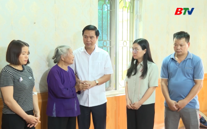 Thăm, động vi&ecirc;n gia đ&igrave;nh học sinh bị đuối nước