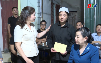 Thăm hỏi gia đ&igrave;nh nạn nh&acirc;n tử vong khi chống lũ