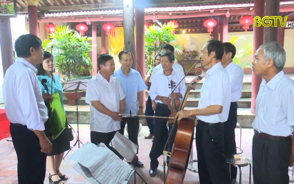 Thăm, tặng qu&agrave; c&acirc;u lạc bộ Violon l&agrave;ng Then