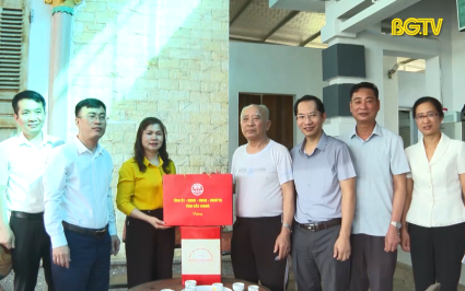 Thăm, tặng qu&agrave; chiến sĩ c&aacute;ch mạng bị địch bắt t&ugrave; đ&agrave;y