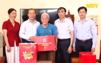 Thăm, tặng qu&agrave; chiến sĩ c&aacute;ch mạng bị địch bắt t&ugrave; đ&agrave;y tại Lục Ngạn v&agrave; thị x&atilde; Chũ 