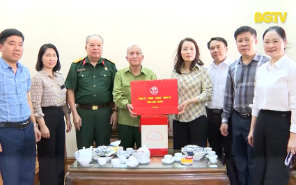 Thăm, tặng qu&agrave; chiến sĩ c&aacute;ch mạng bị địch bắt t&ugrave; đ&agrave;y tại thị x&atilde; Việt Y&ecirc;n