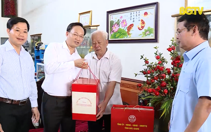 Thăm, tặng qu&agrave; chiến sĩ c&aacute;ch mạng bị t&ugrave; đ&agrave;y