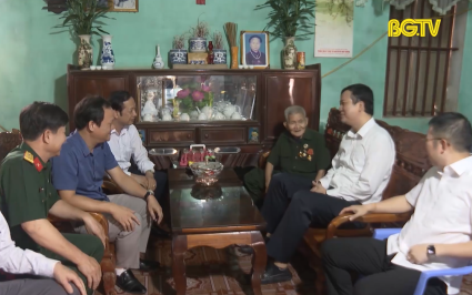 Thăm, tặng qu&agrave; chiến sĩ Điện Bi&ecirc;n, cựu thanh ni&ecirc;n xung phong