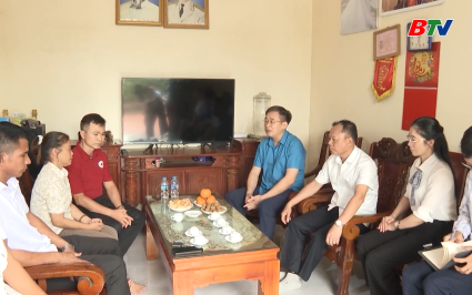 Thăm, tặng qu&agrave; đối tượng kh&oacute; khăn đột xuất 
