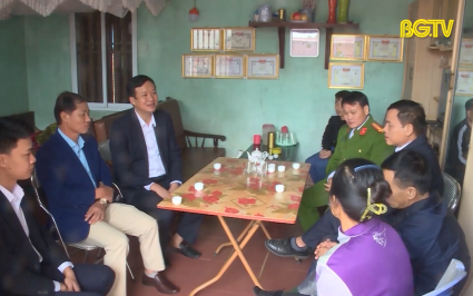 Thăm, tặng qu&agrave; gia đ&igrave;nh nạn nh&acirc;n tai nạn giao th&ocirc;ng