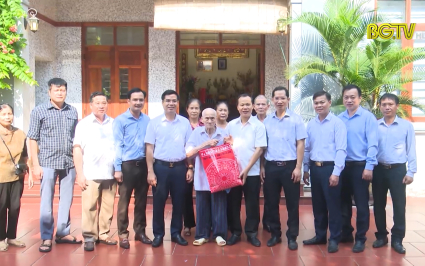 Thăm, tặng qu&agrave; người cao tuổi 